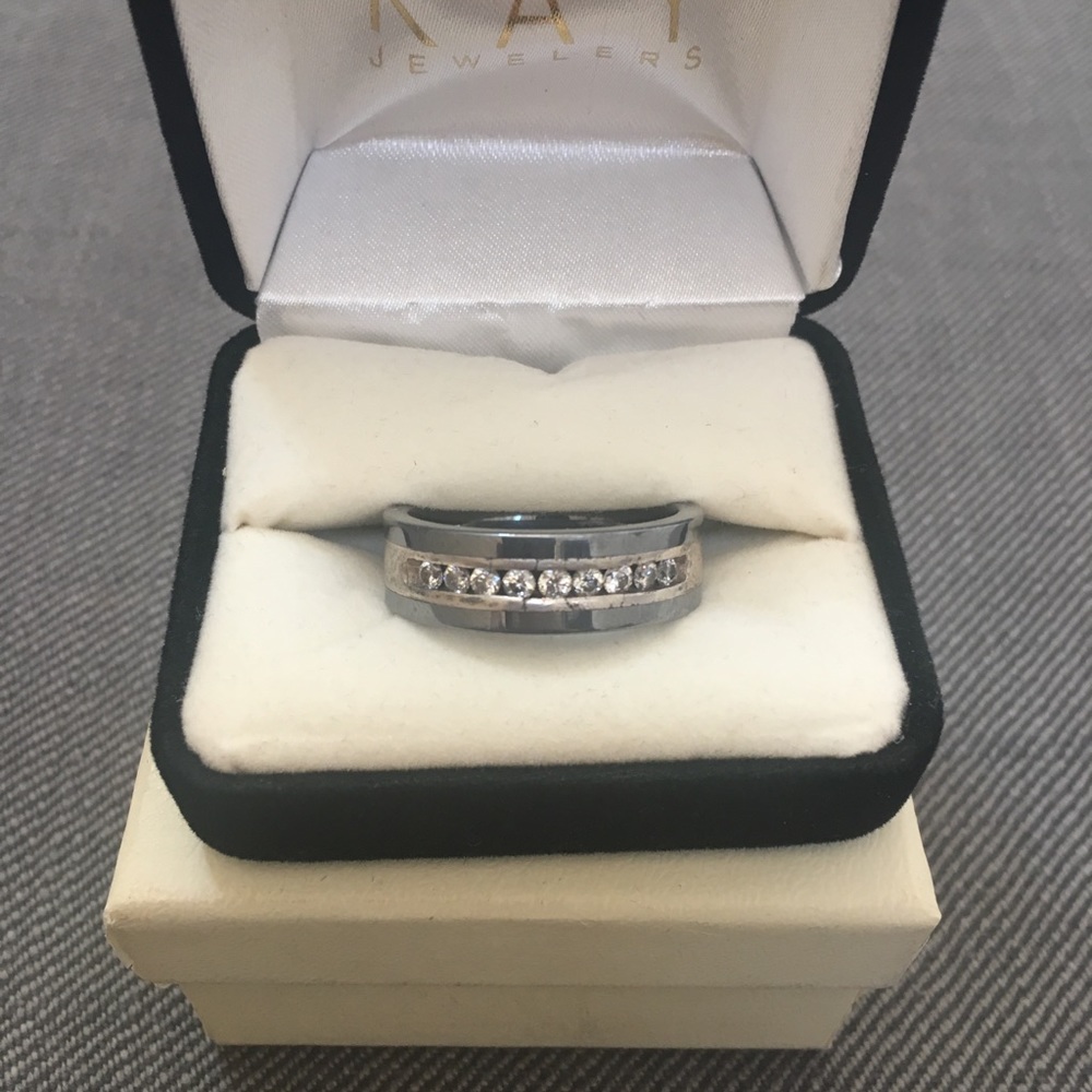 Men 12.5 2tone wedding band w/ .5ct wt diamonds.